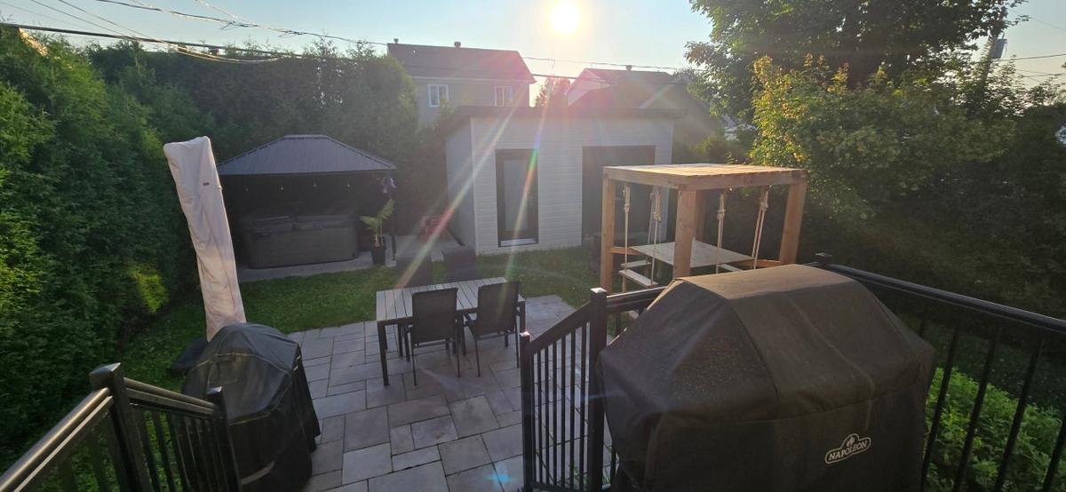 Vue sur la terrasse et la cour arrière