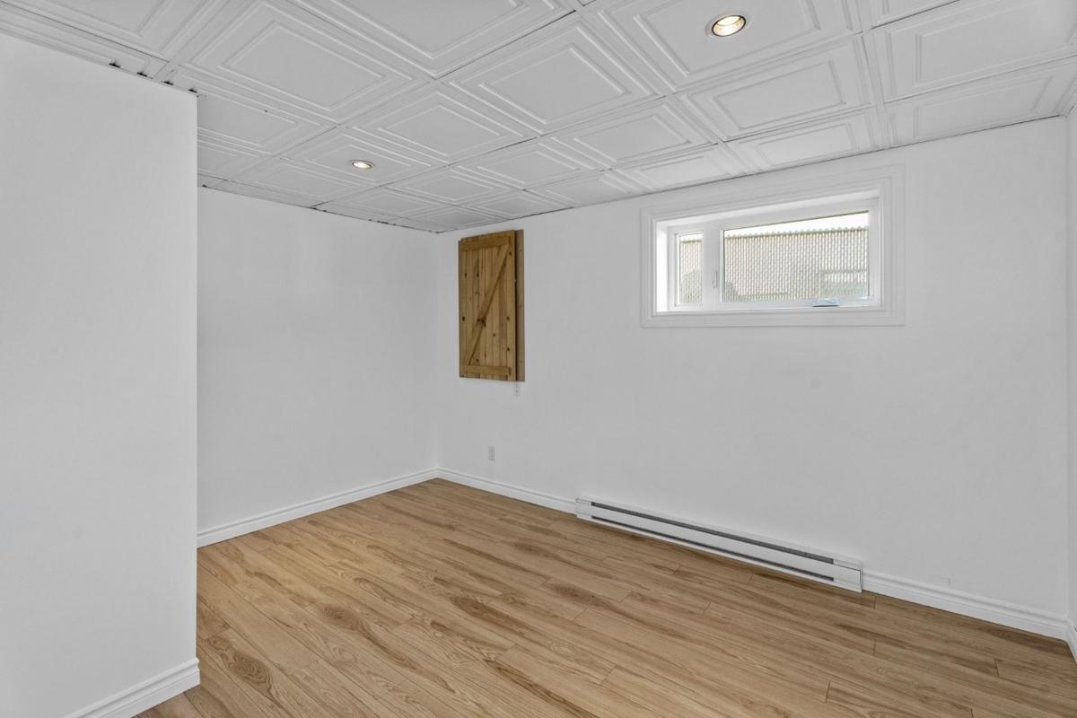 Chambre ou espace au sous-sol