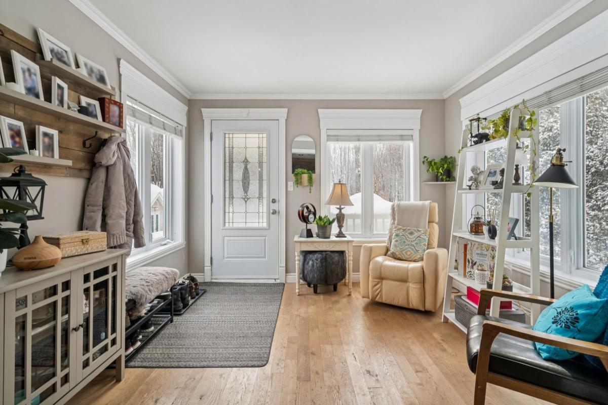 Lumineuse et généreuse : une maison de plain-pied rénovée sur un terrain de 17 500 pi² à Blainville