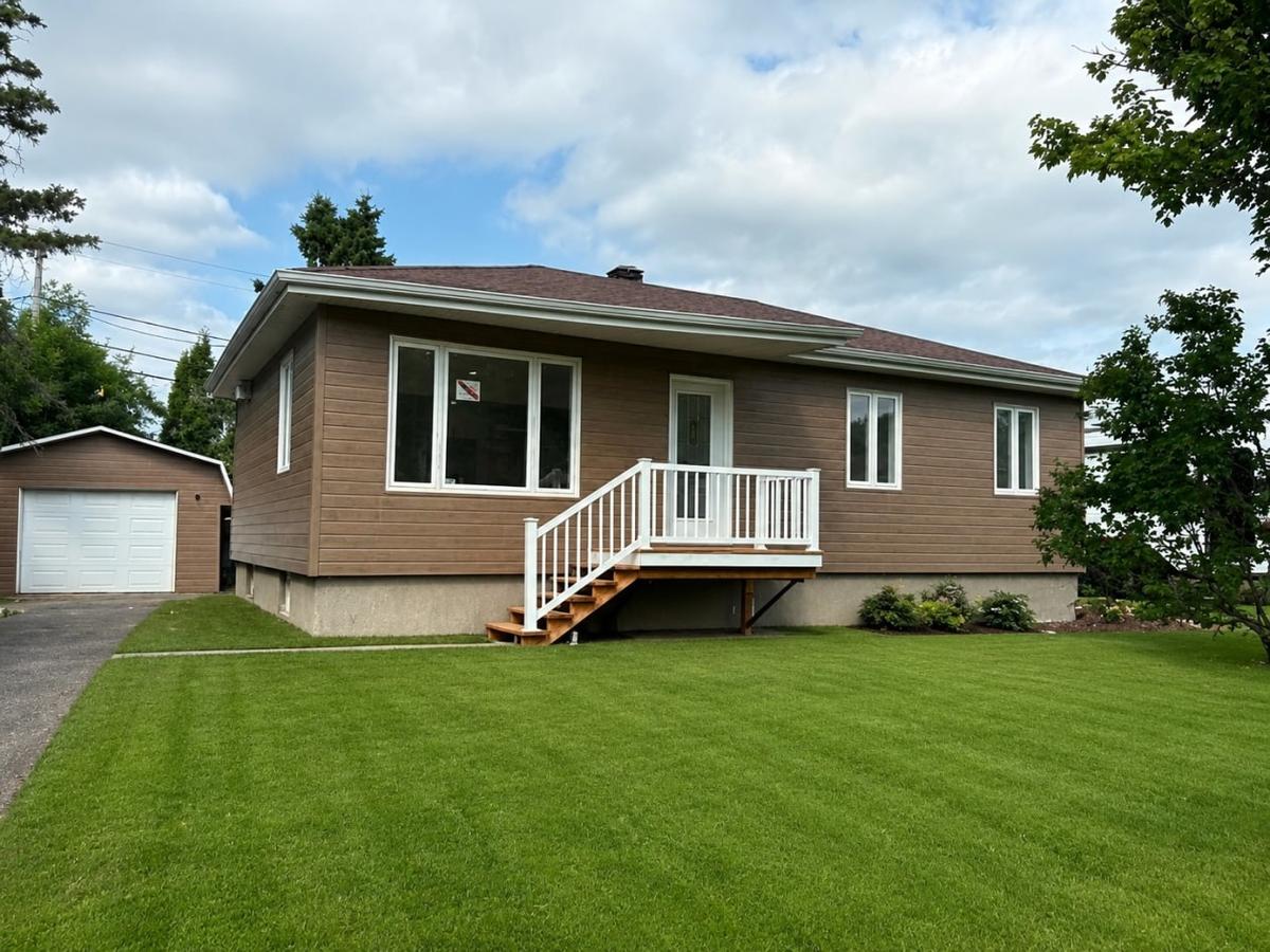 Façade du bungalow rénové sur la rue Mézy