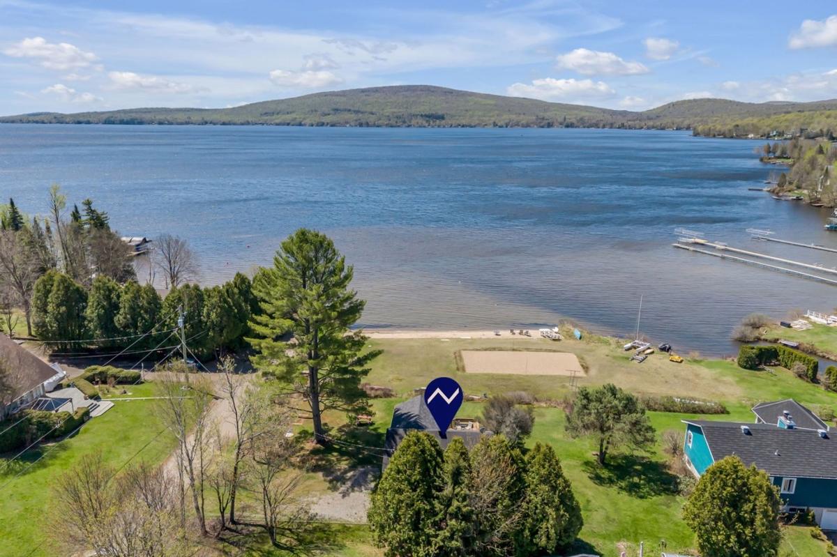 L'accès au lac et la plage de sable fin