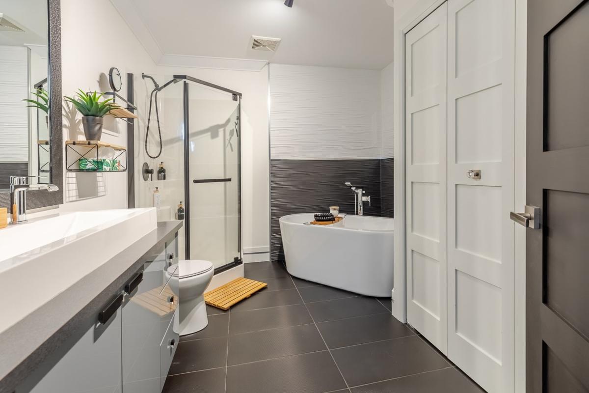 Salle de bain avec bain autoportant