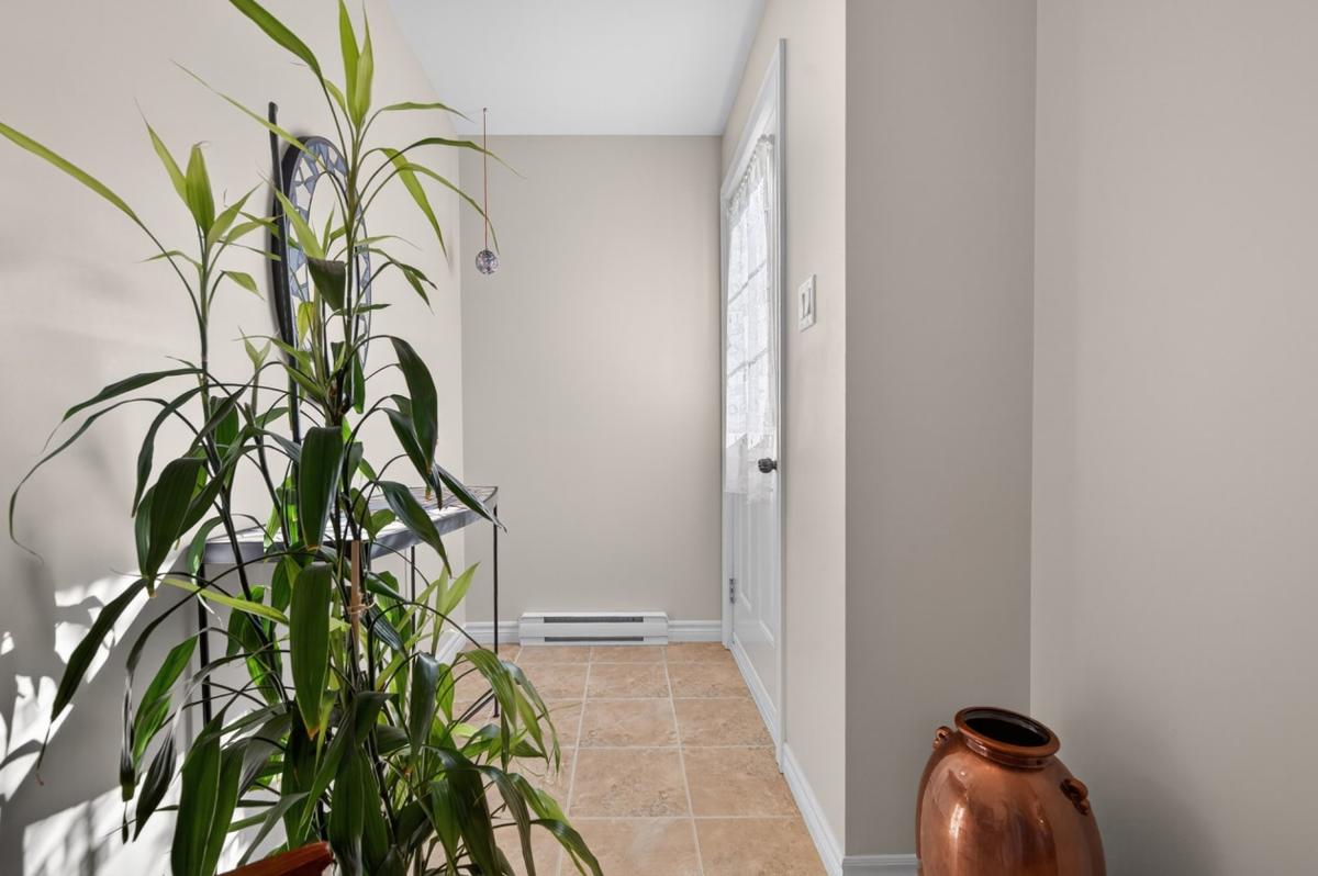 Hall d'entrée avec plancher de bois franc