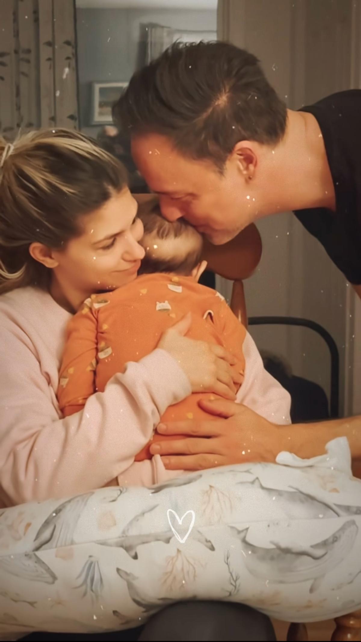 Étienne Drapeau et son amoureuse Maude en compagnie de leur bébé Félix