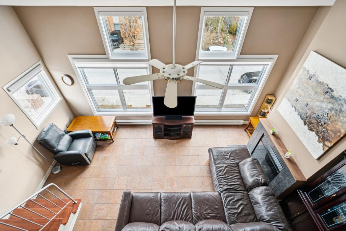 Lumineuse, aérienne : coup de cœur pour ce condo avec plafond cathédrale et foyer au bois à Lachine