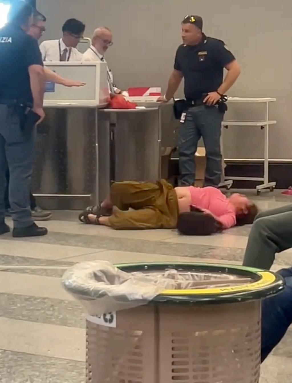 Femme fait une crise du bacon à l'aéroport