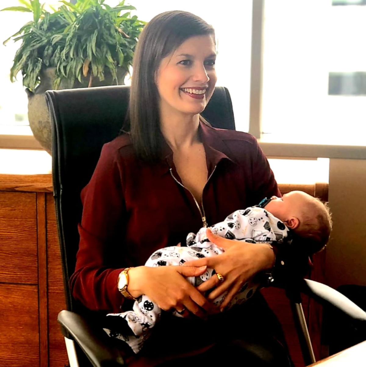 Geneviève Guilbault tenant à la main Christophe qui avait à peine un mois