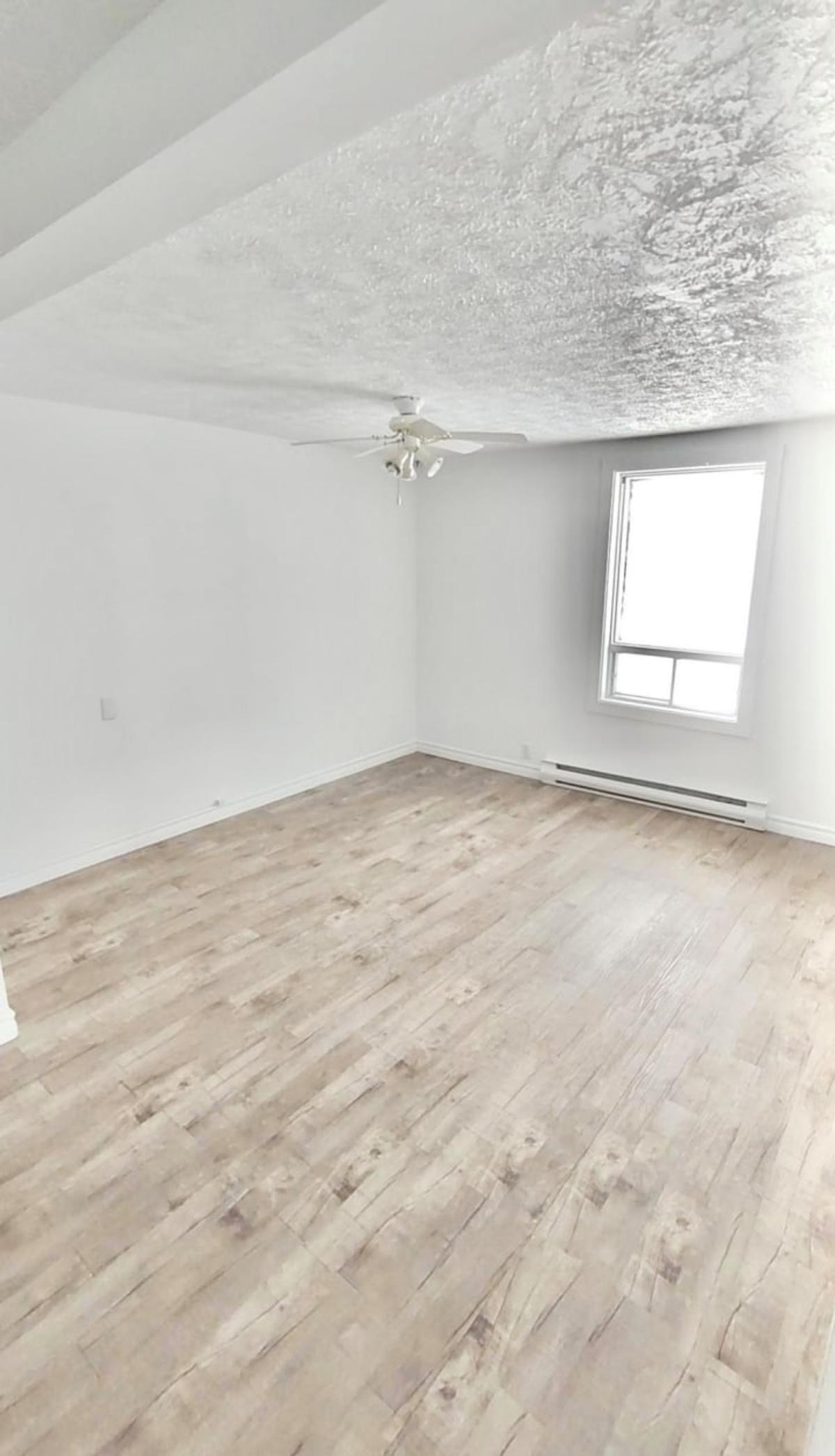 Chambre avec planchers refaits