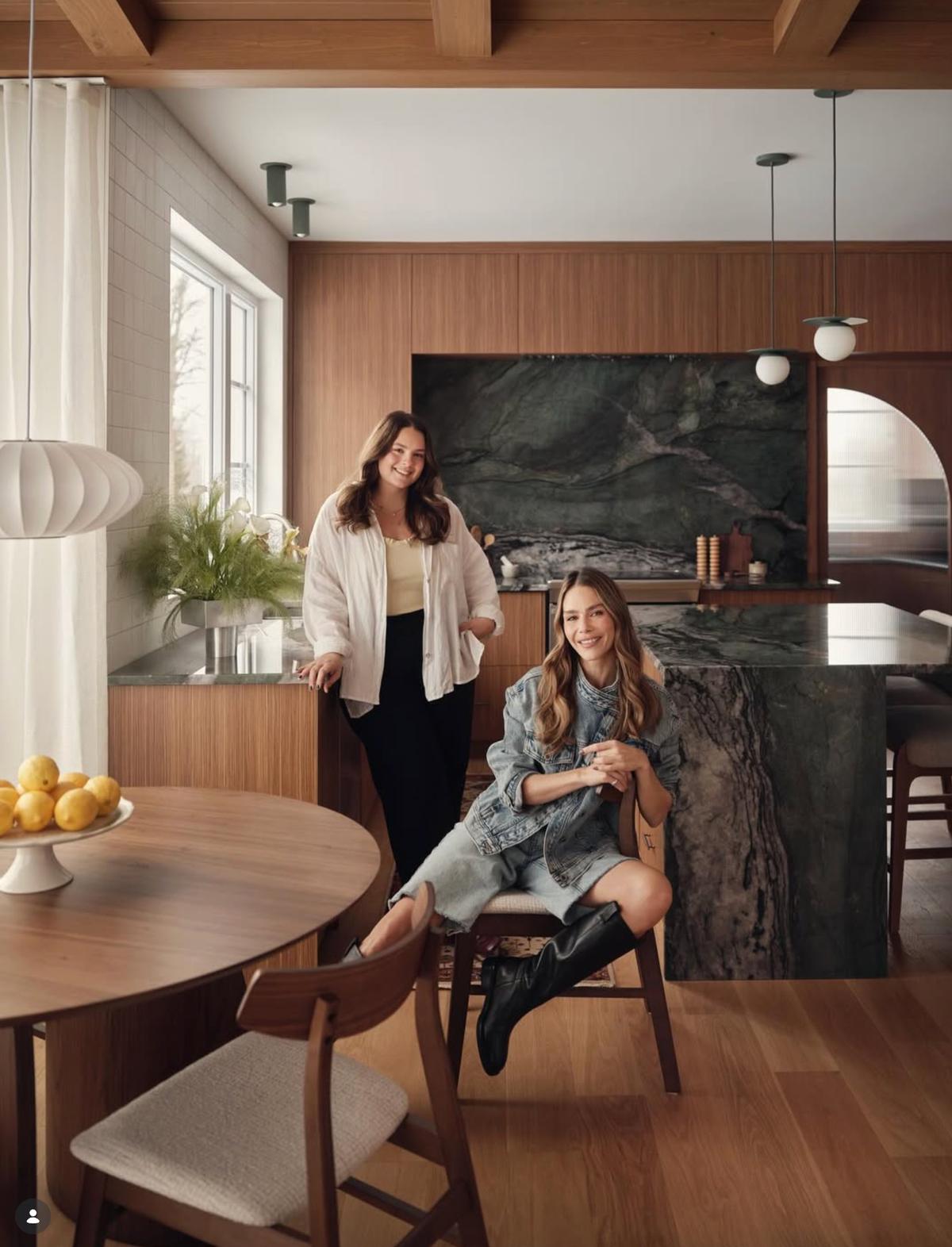 Photo de Maripier Morin dans sa cuisine