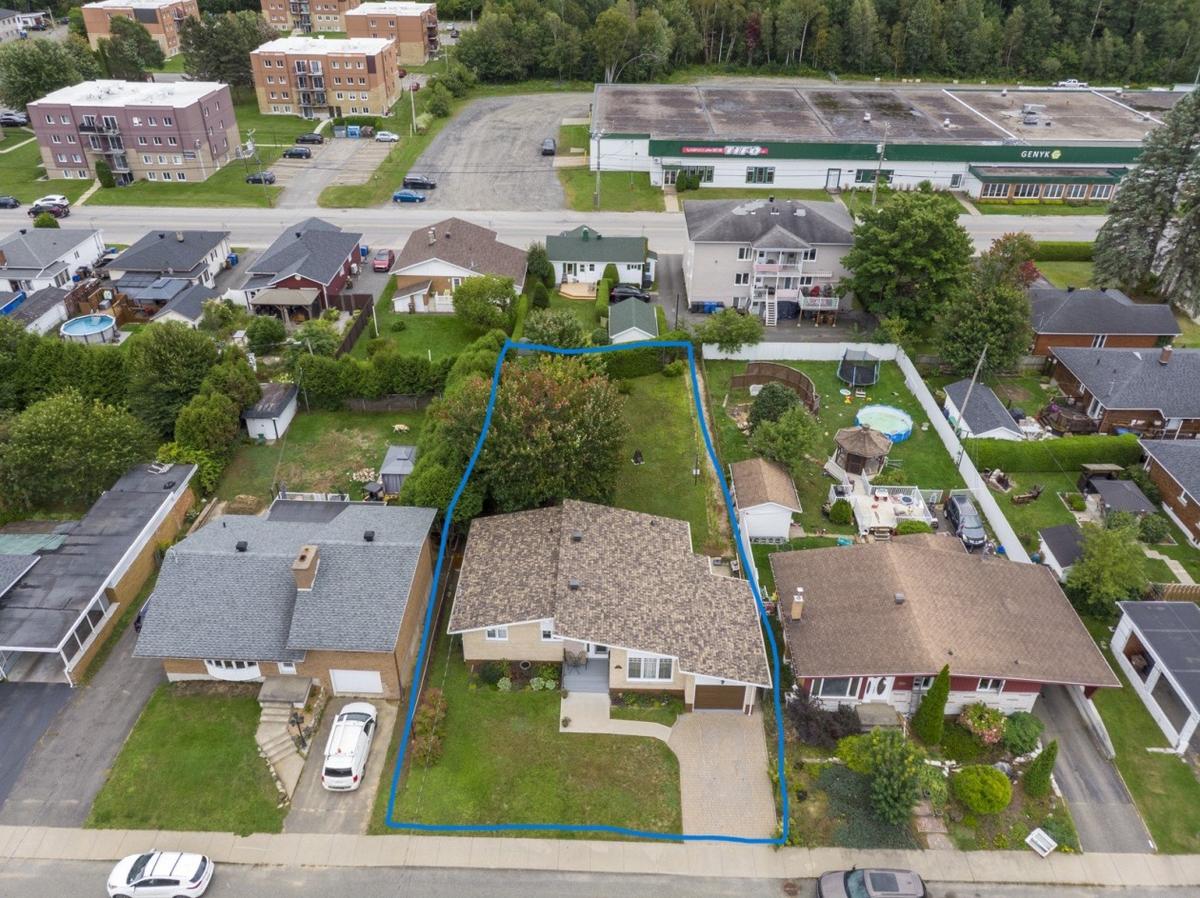 Vue aérienne de la propriété et du quartier