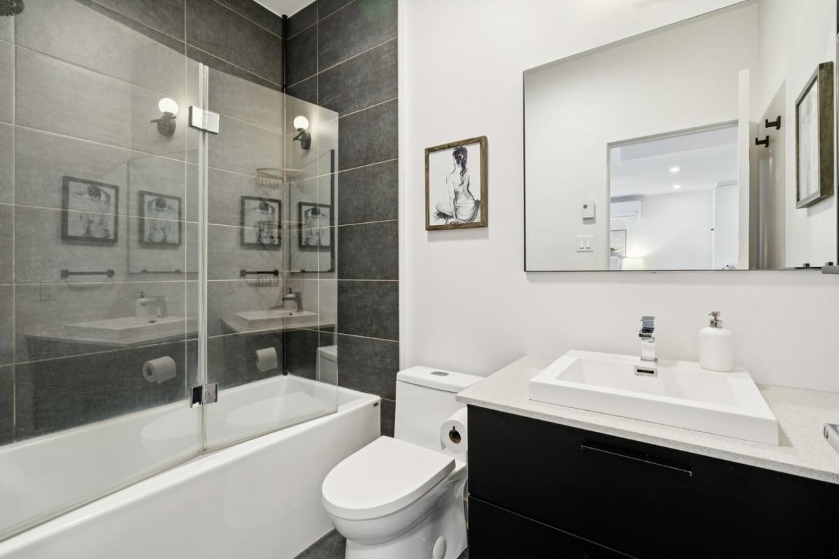 Salle de bain aux finitions soignées