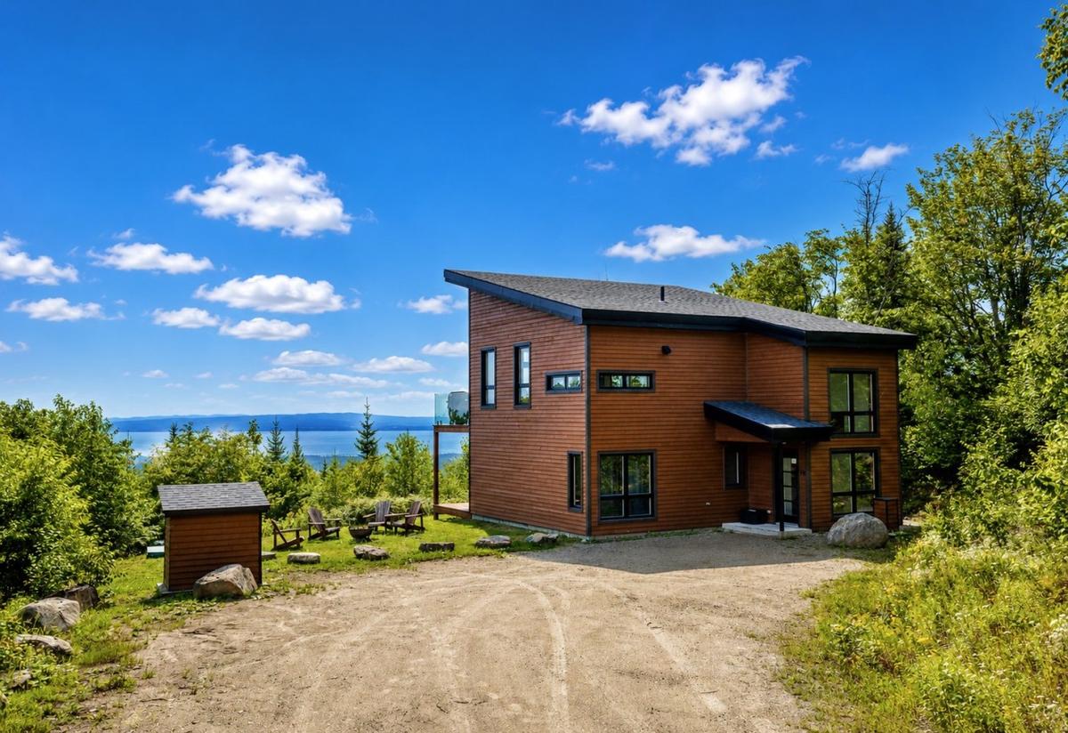Façade de la propriété avec vue sur le paysage environnant
