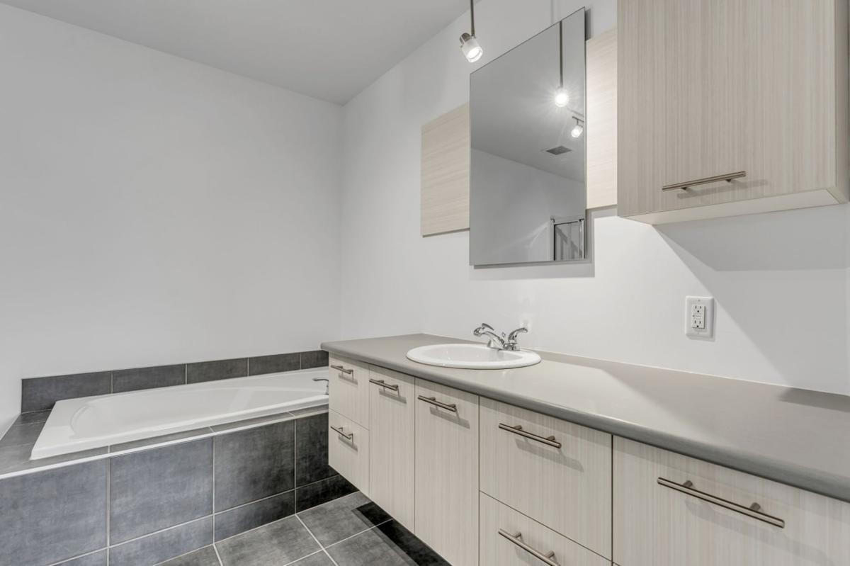 Salle de bain moderne avec douche indépendante