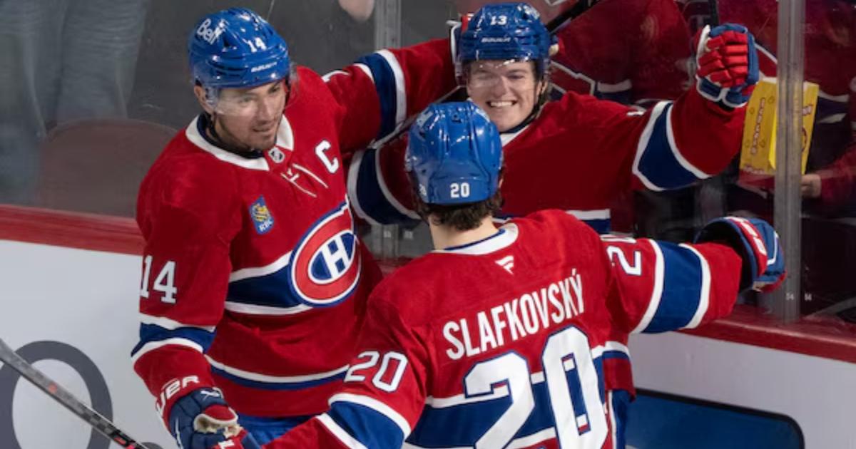 Nick Suzuki, Cole Caufield et Juraj Slafkovsky - Célébration chandail rouge