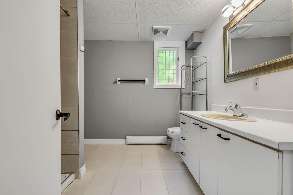 Salle de bain du sous-sol, détail