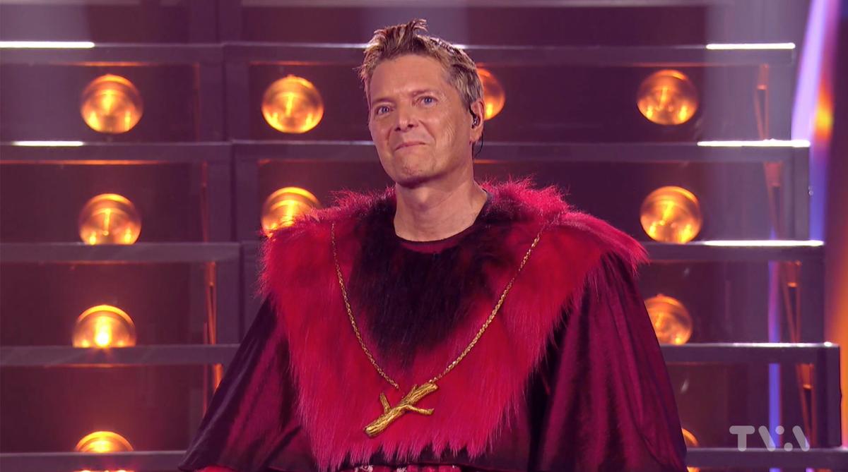 Steph Carse à Chanteurs Masqués dans son costume du Cardinal