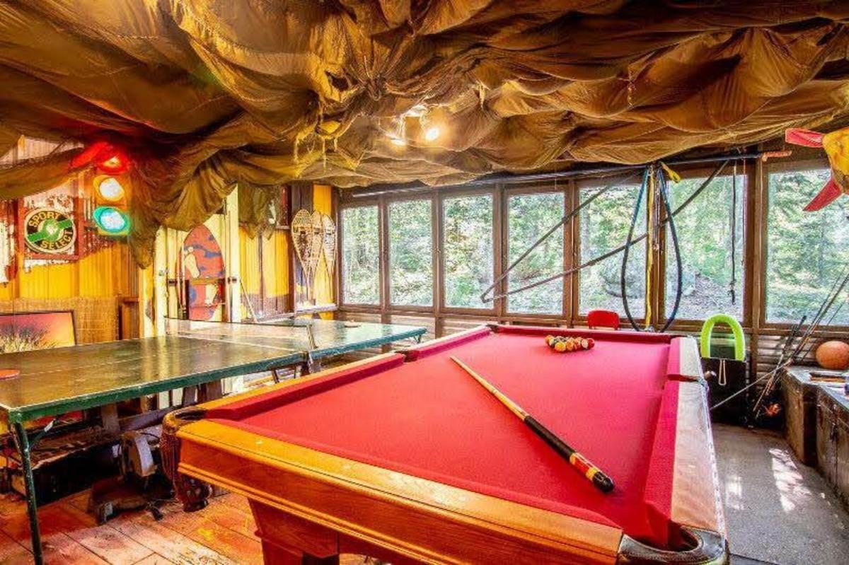Salle de jeux indépendante avec table de billard