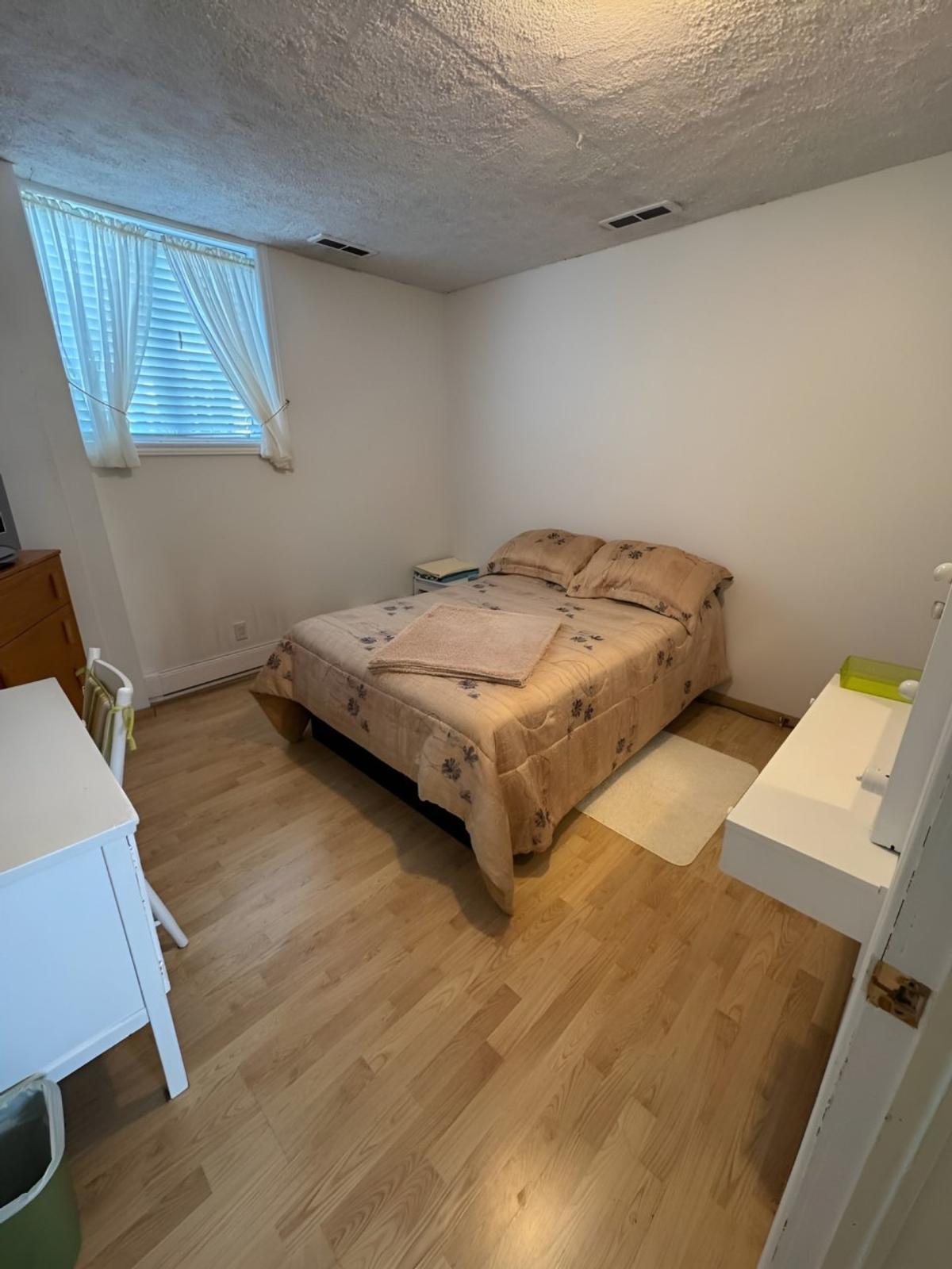 Chambre avec belle fenestration