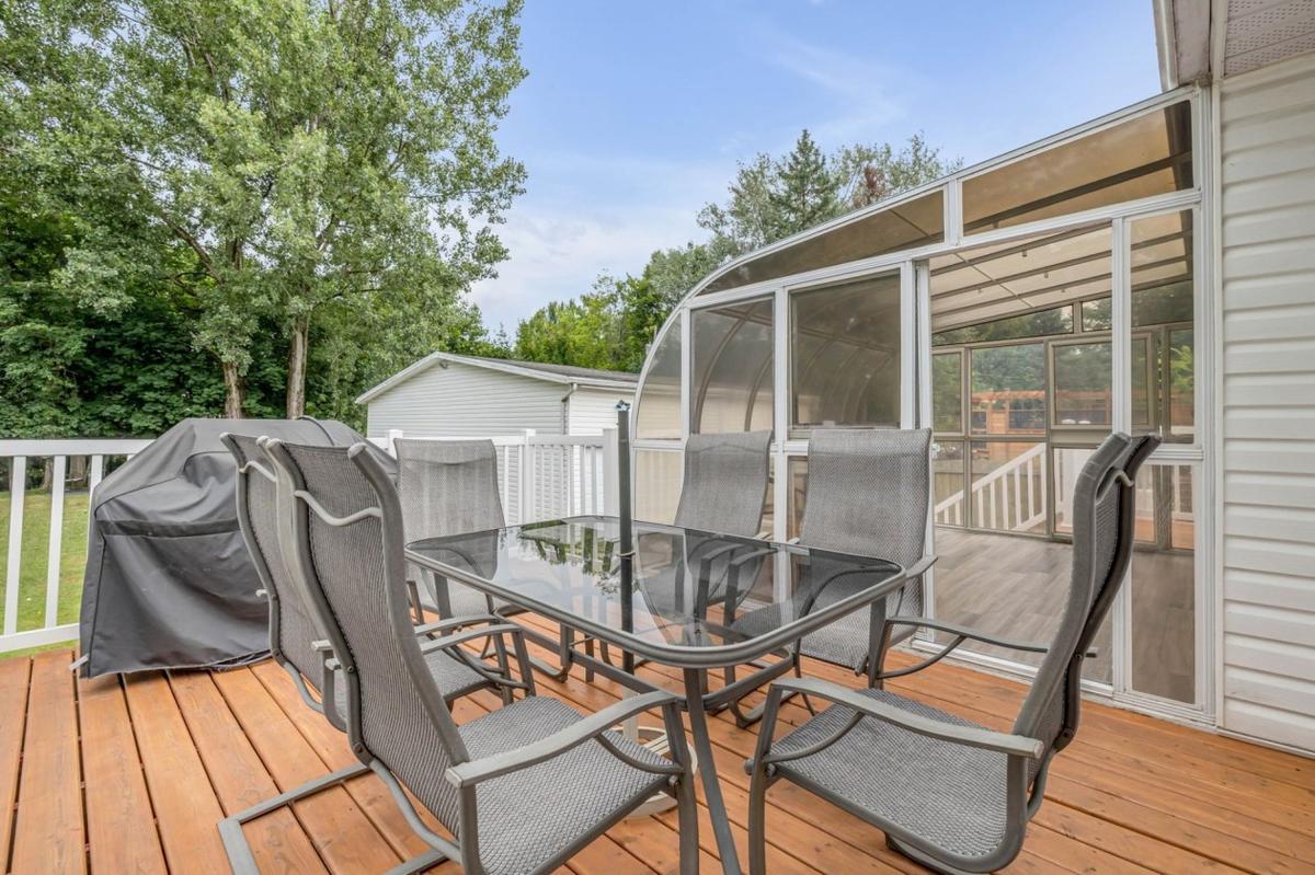 Vue de la terrasse vers le jardin