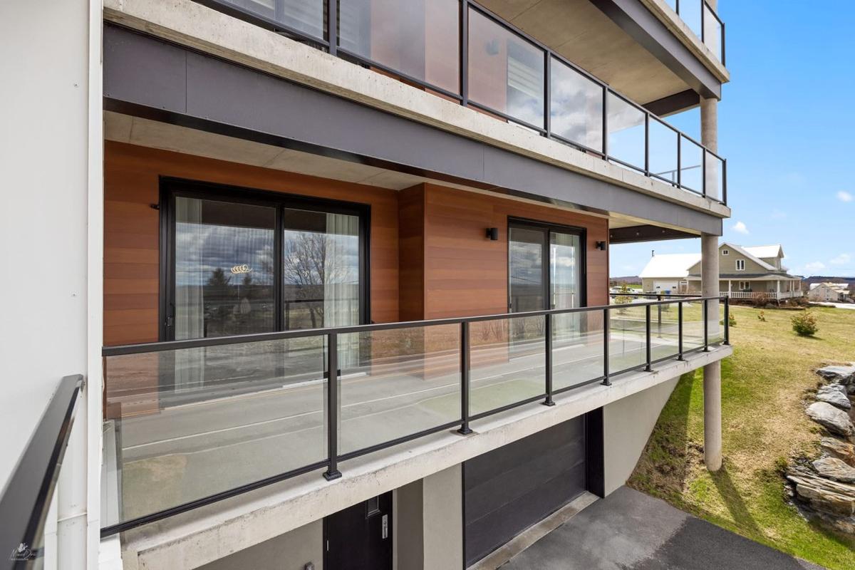 Façade et accès au condo