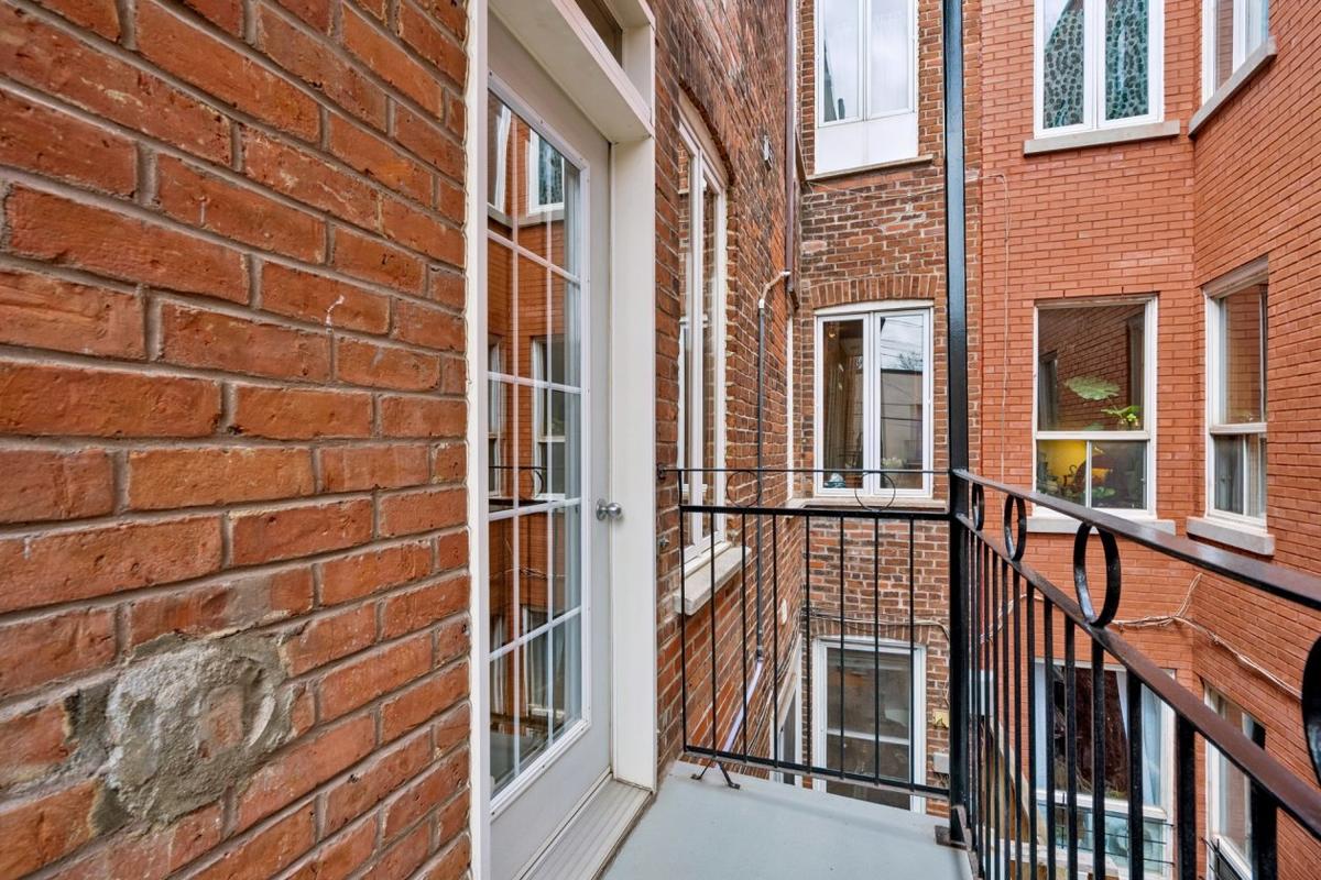 Balcon donnant sur le quartier