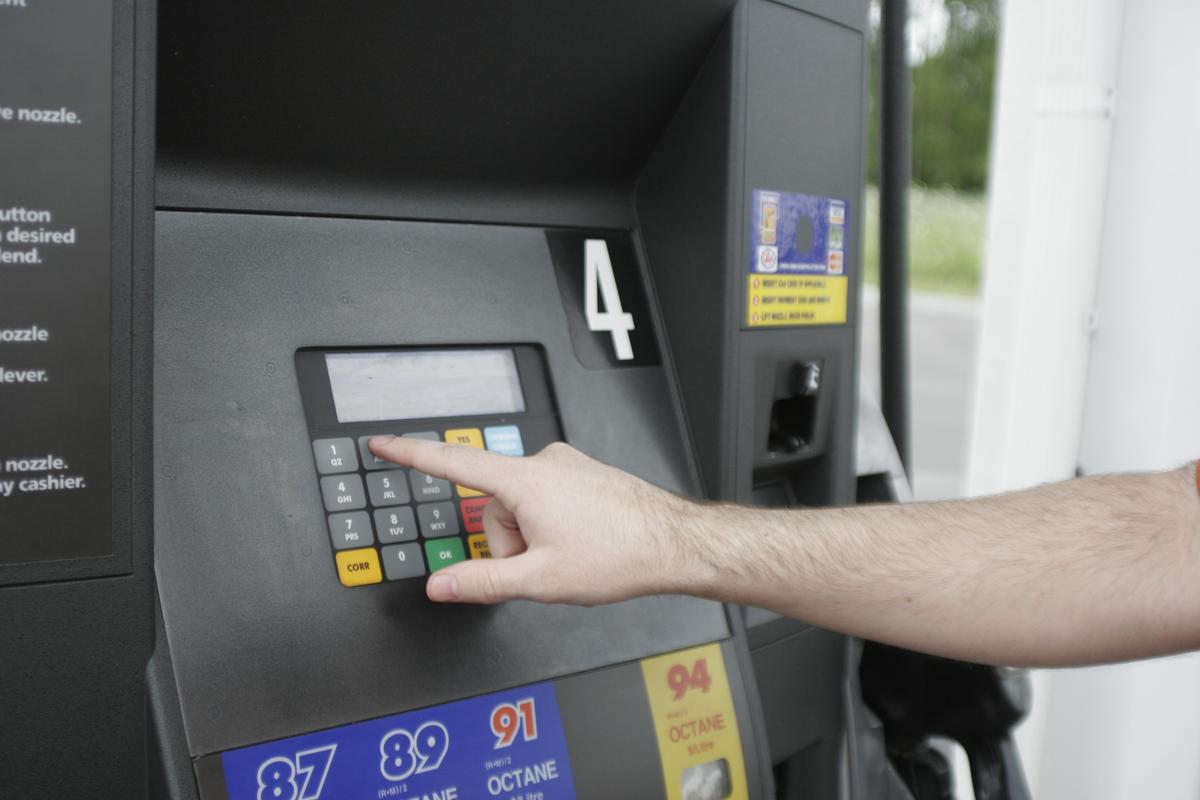 g33k - FreeImages.com, paiement à une pompe à essence