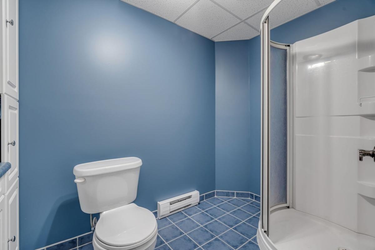 Détail de la salle de bain au sous-sol