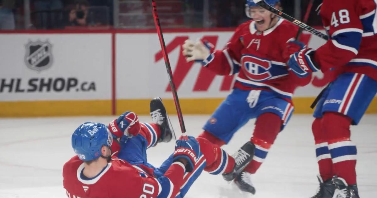 Juraj Slafkovsky sur le dos après son but avec Cole Caufield et Lane Hutson