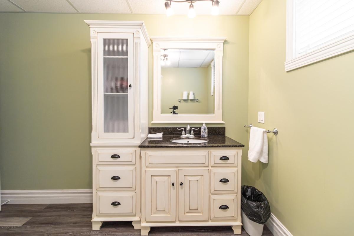 Détail d'une salle de bain du sous-sol