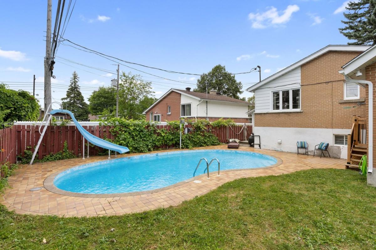 La piscine creusée dans la cour arrière