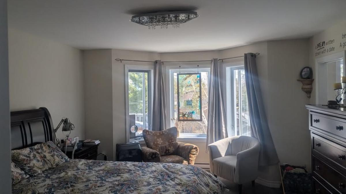 La chambre principale avec accès à la salle de bain