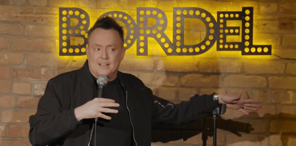 Mike Ward lors de son spectacle au Bordel