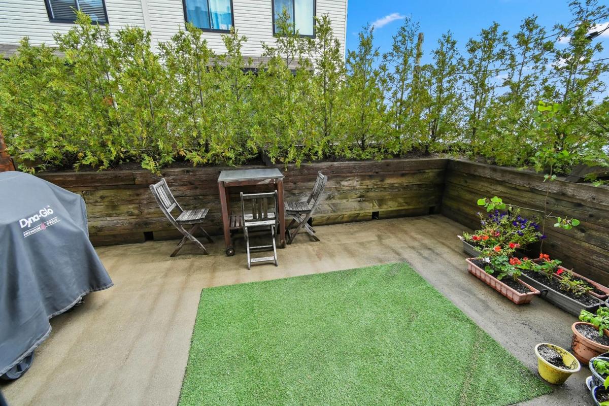 Terrasse arrière donnant sur la cour