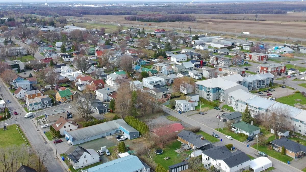 Vue élargie du terrain et de son environnement