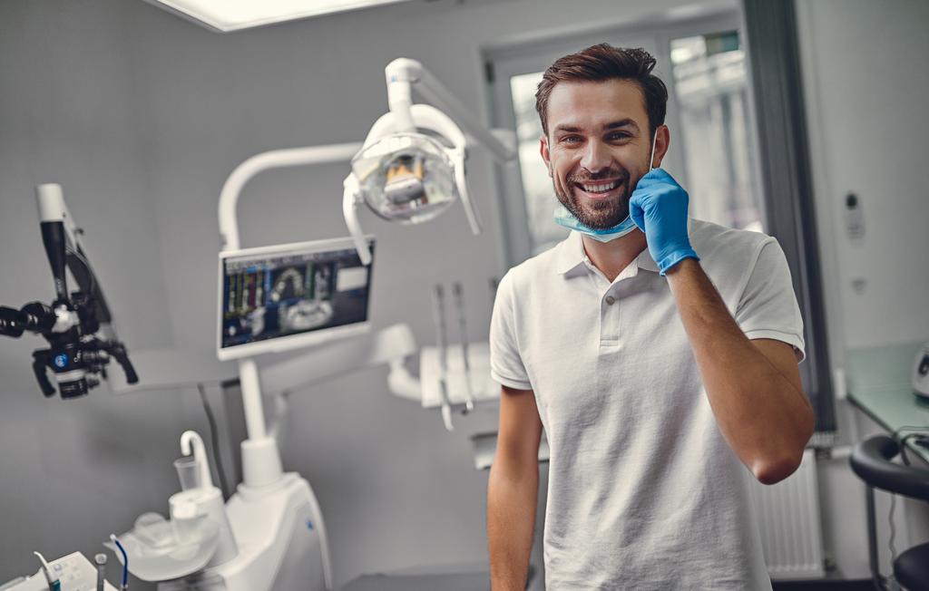 Un hygiéniste dentaire 
