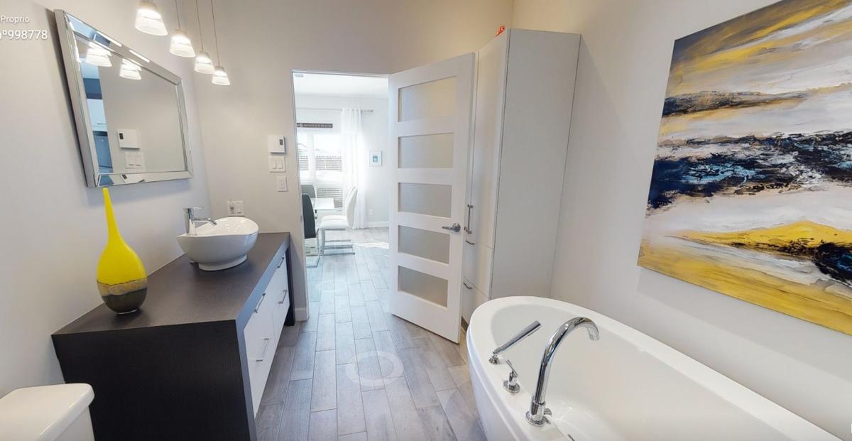 Salle de bain avec bain autoportant