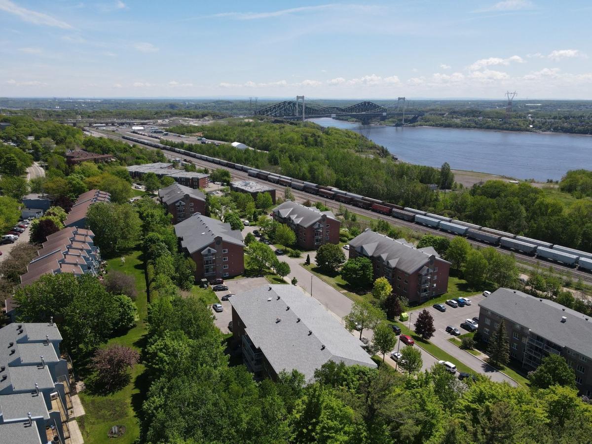 Vue aérienne de l'immeuble et de son environnement boisé