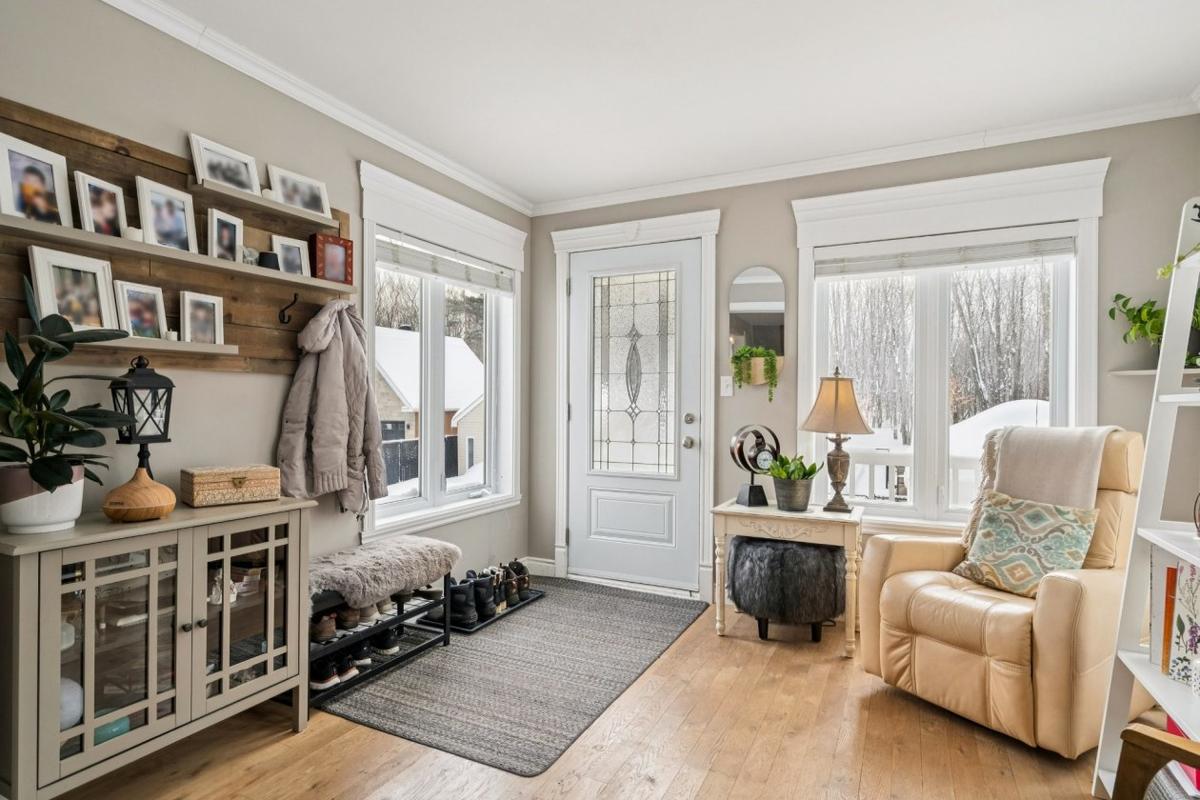 Lumineuse et généreuse : une maison de plain-pied rénovée sur un terrain de 17 500 pi² à Blainville