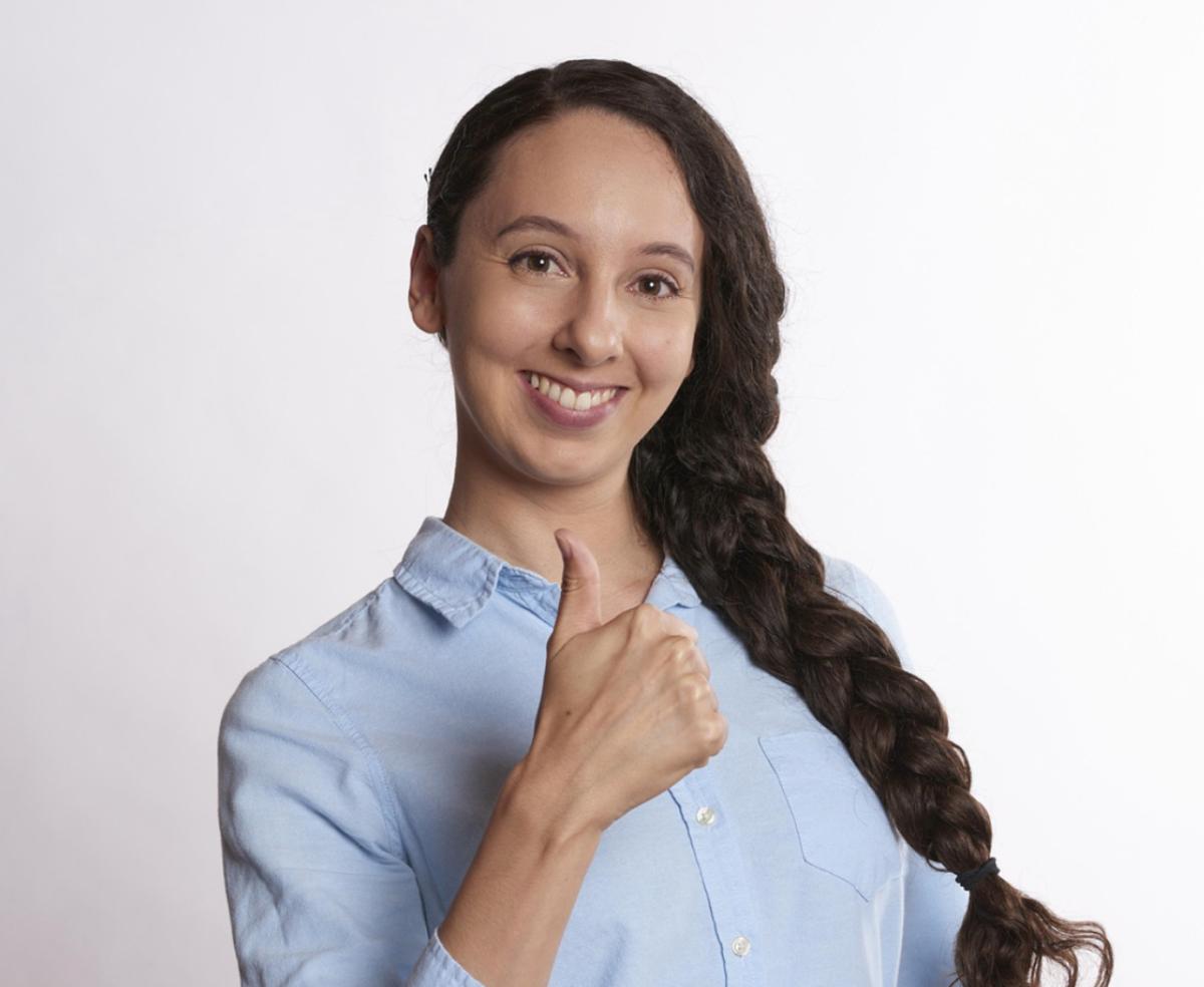 Femme thumbs up