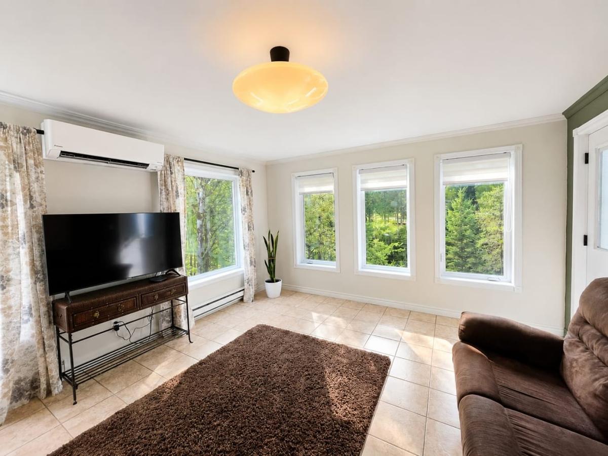 Salon lumineux avec vue sur l'extérieur