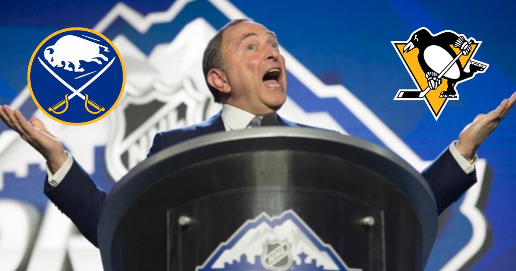 Gary Bettman avec le logo des Sabres et des Penguins