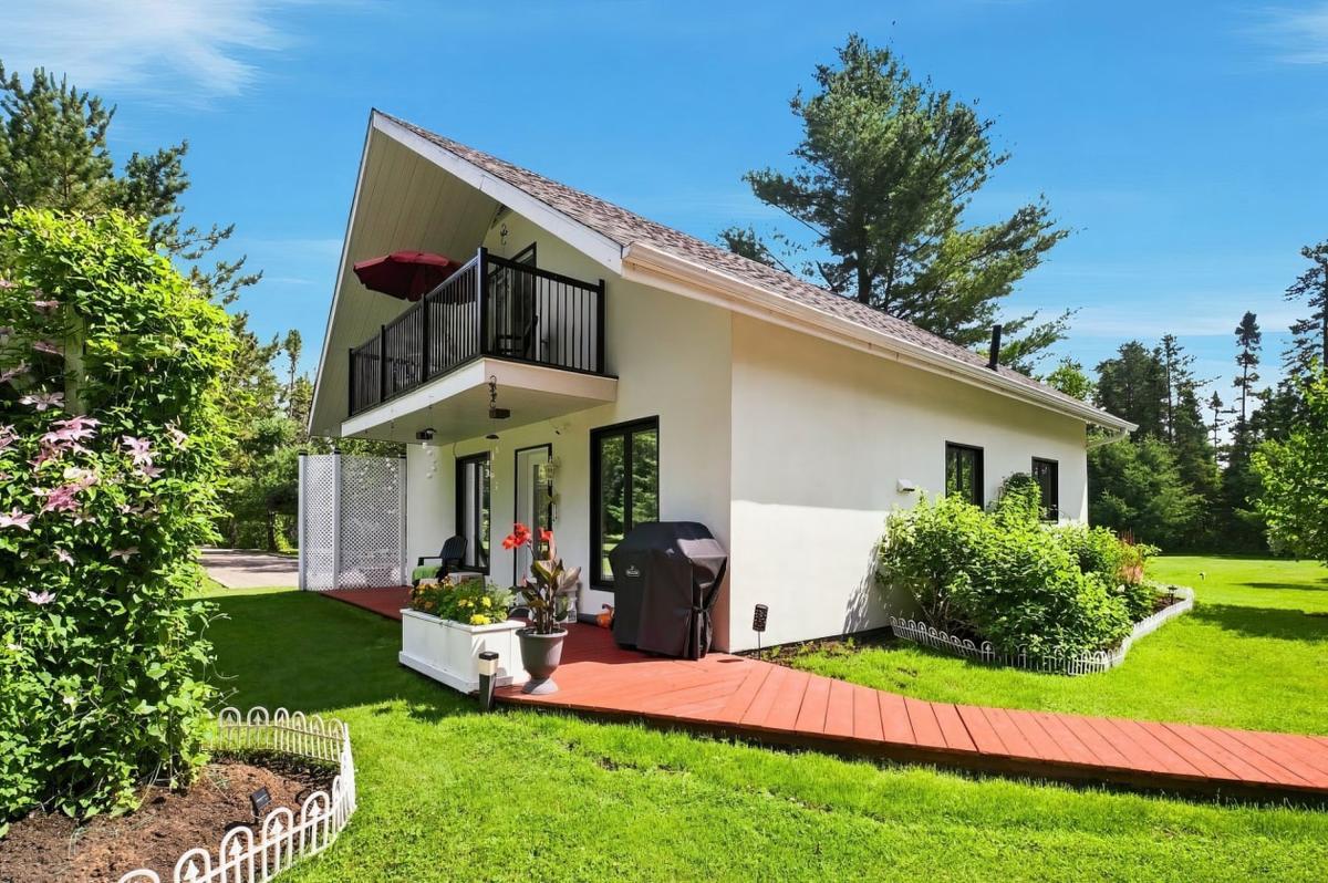 Façade de la maison vue depuis le terrain