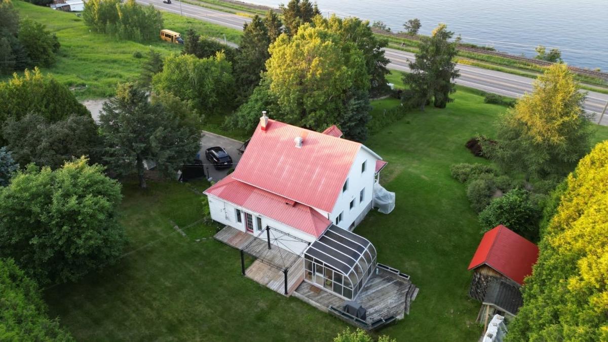 Charmante maison d'époque avec vue imprenable sur le Lac-Saint-Jean : trois chambres, accès au lac et grand terrain paysager