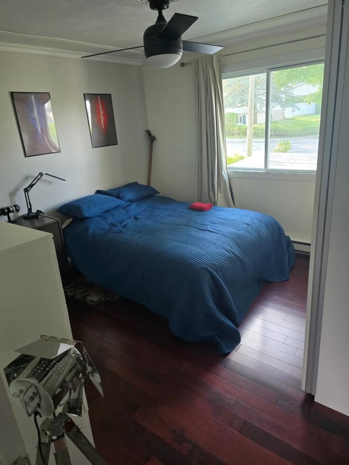 La chambre principale avec plancher de bois franc