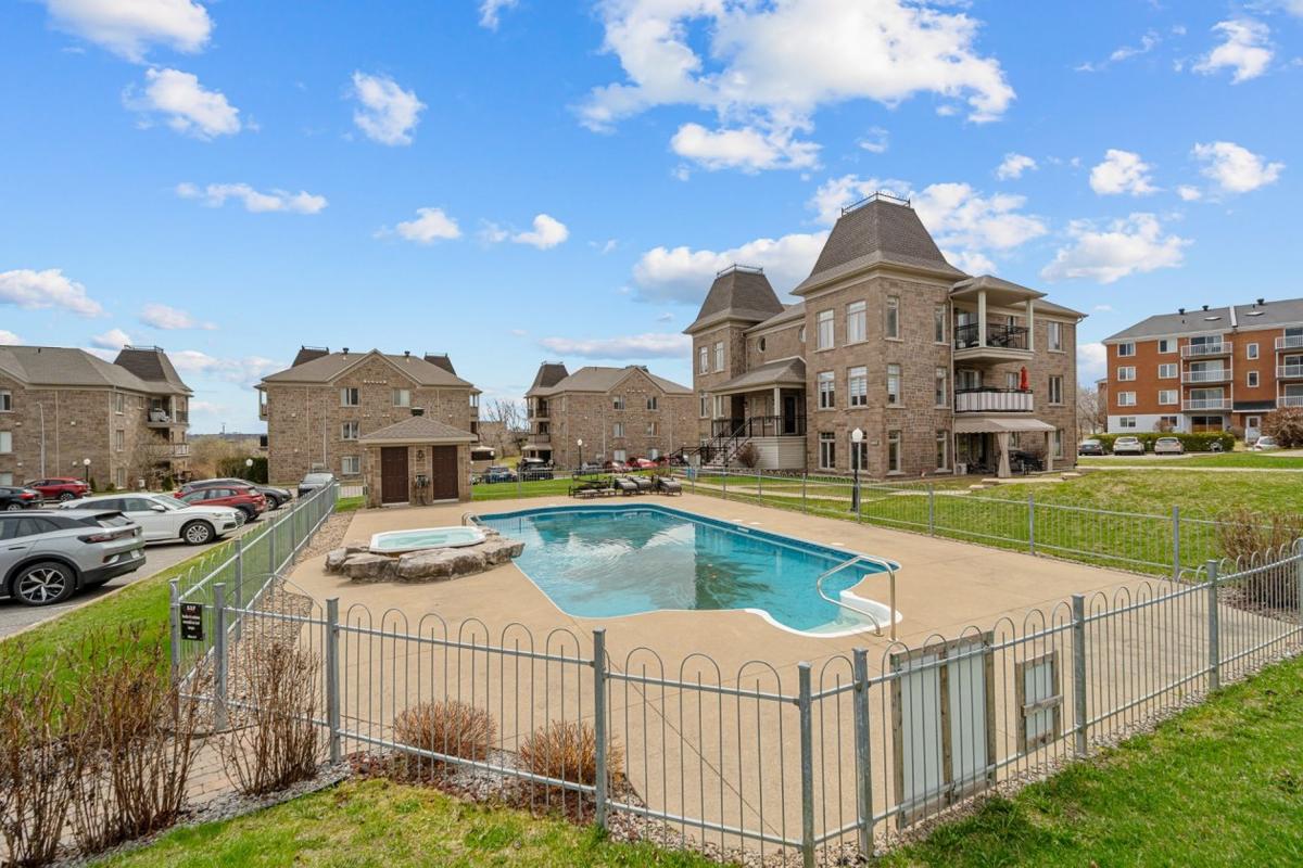 Piscine creusée chauffée accessible aux copropriétaires