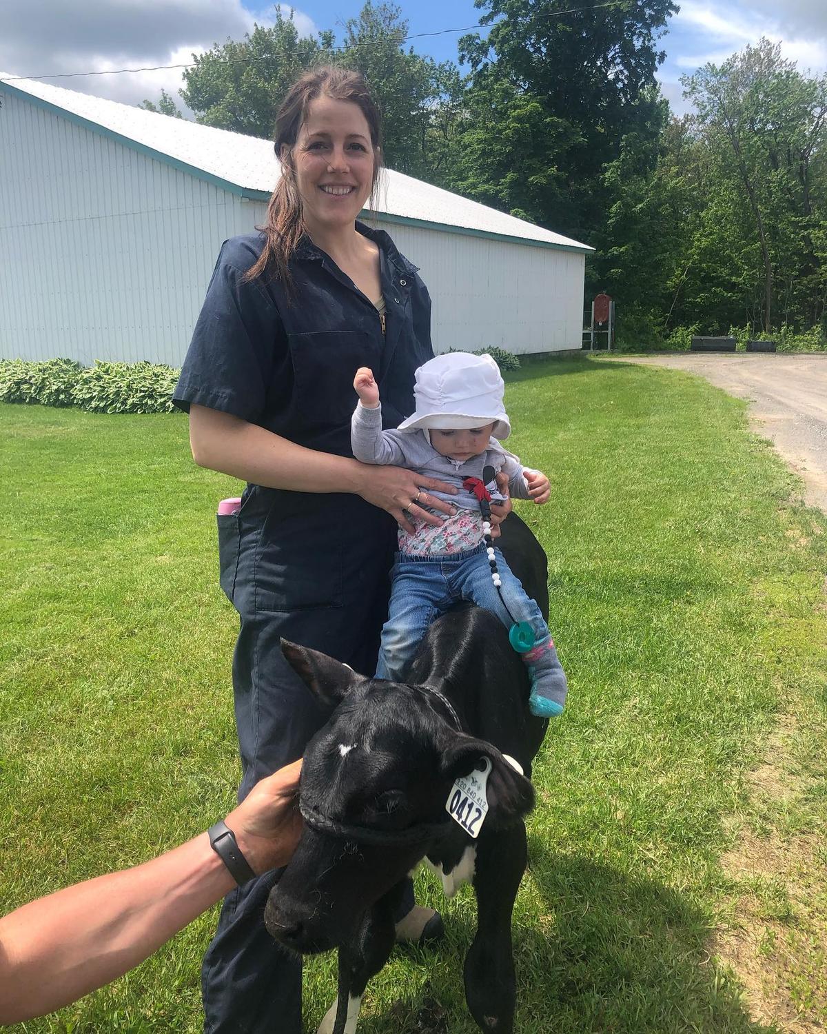 Jessyca et sa fille avec une vache de la ferme