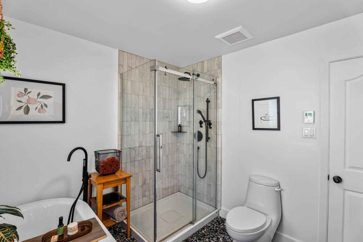 Douche vitrée et détails de la salle de bain