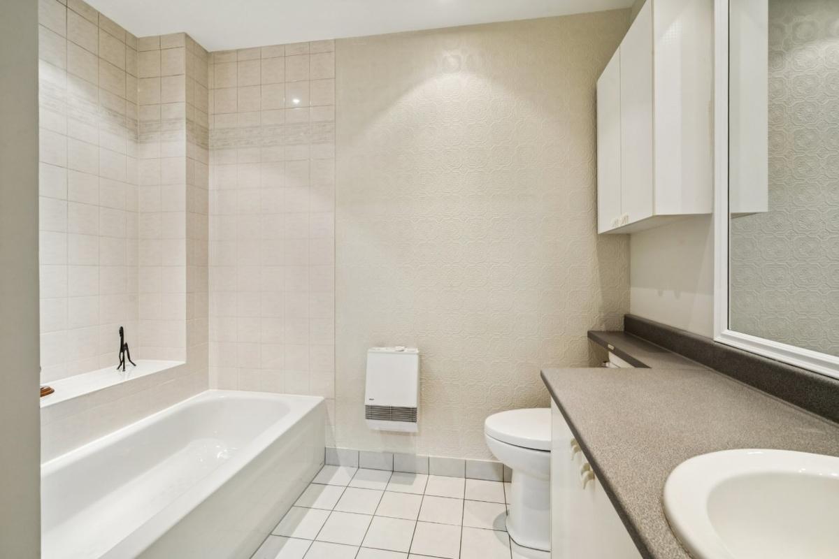 Salle de bain avec bain profond