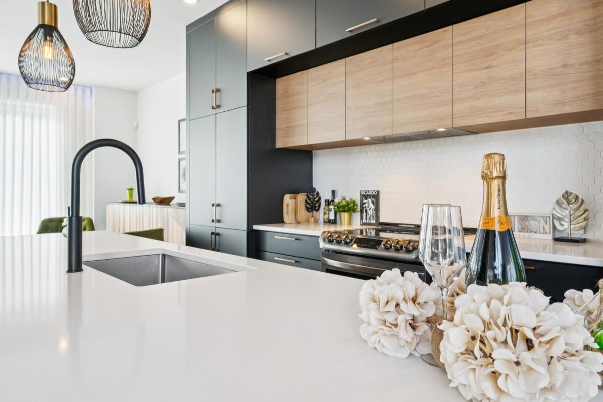 Cuisine avec îlot central de quartz