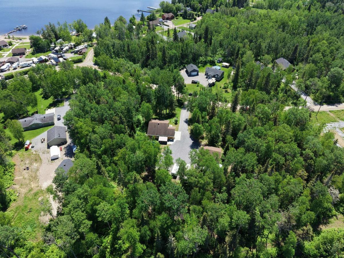 Vue aérienne de la propriété et de son vaste terrain